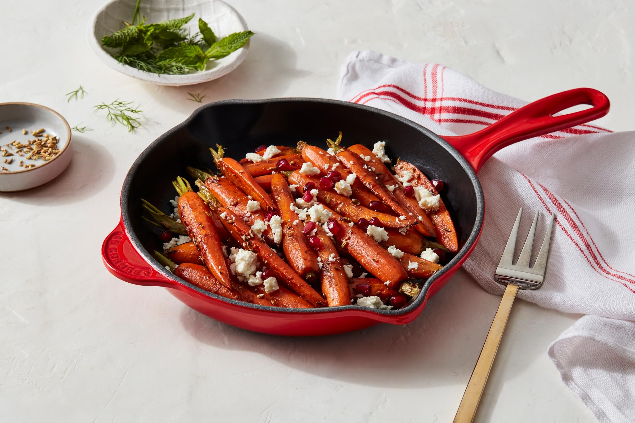 le-creuset-classic-cast-iron-handle-skillet-9-white image 4