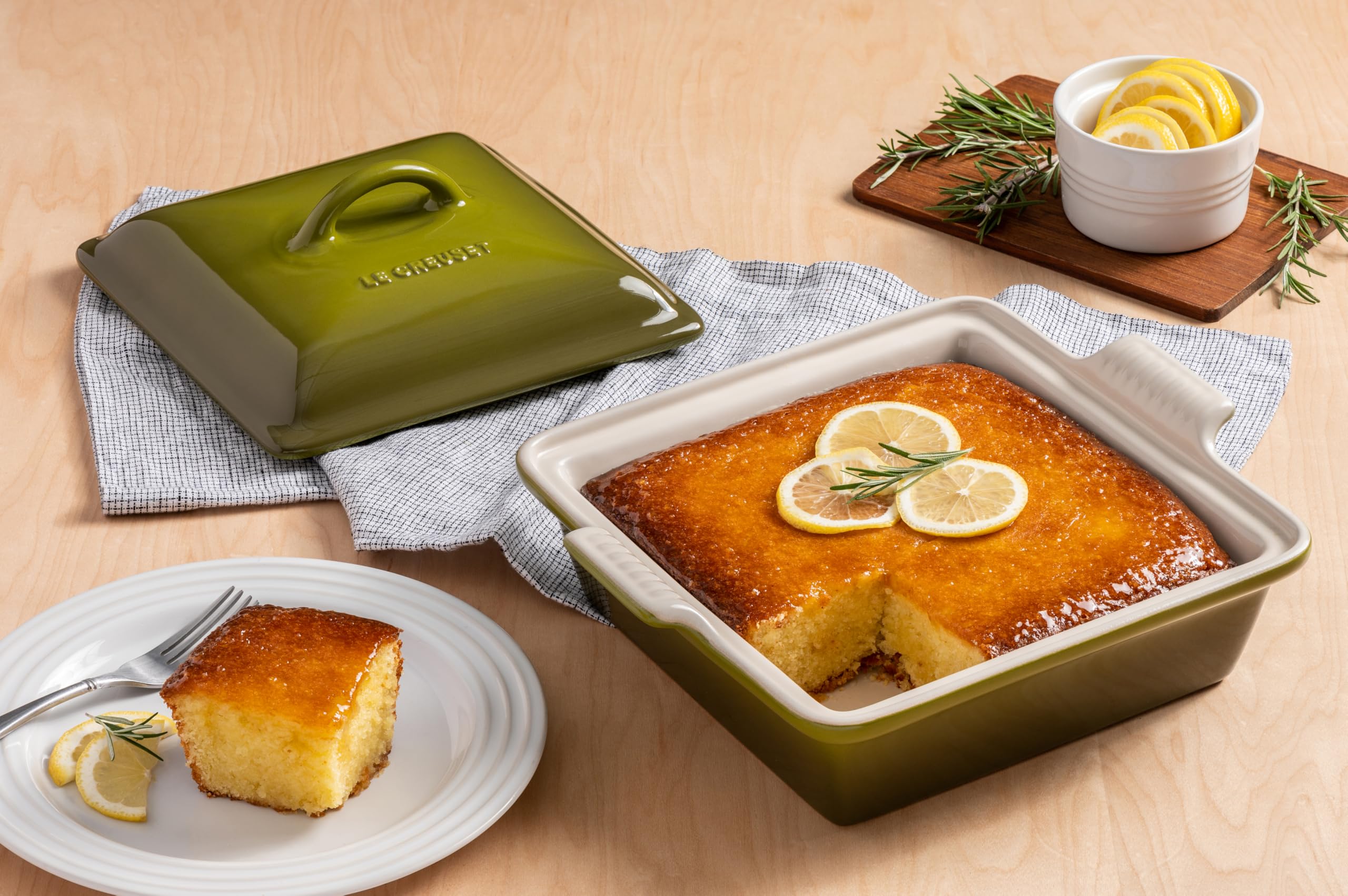 le-creuset-stoneware-heritage-shallow-square-casserole-2qt-9-cerise-with-lid image 5