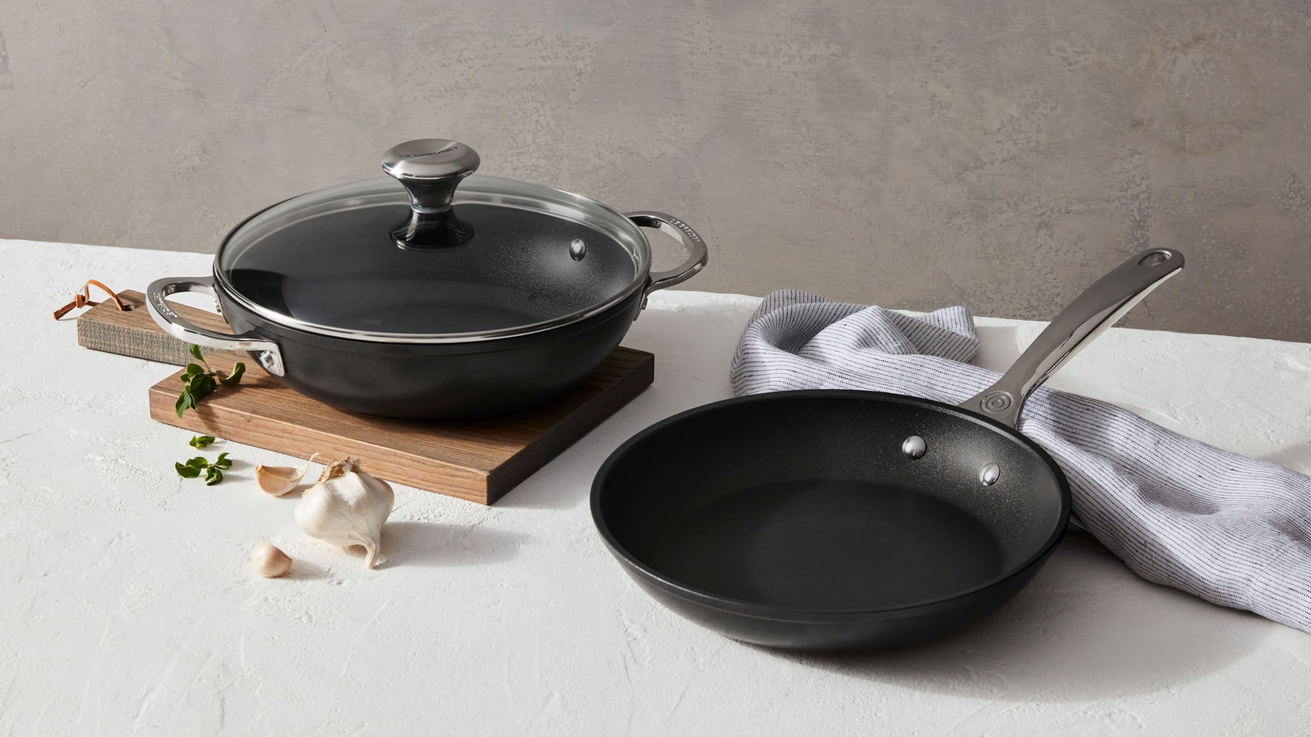 le-creuset-toughened-nonstick-pro-fry-pan-9-5 image 8