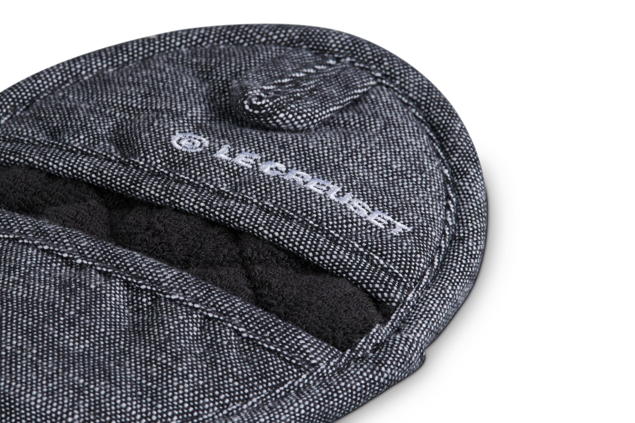 le-creuset-set-of-2-silicone-pot-grips-noir image 4