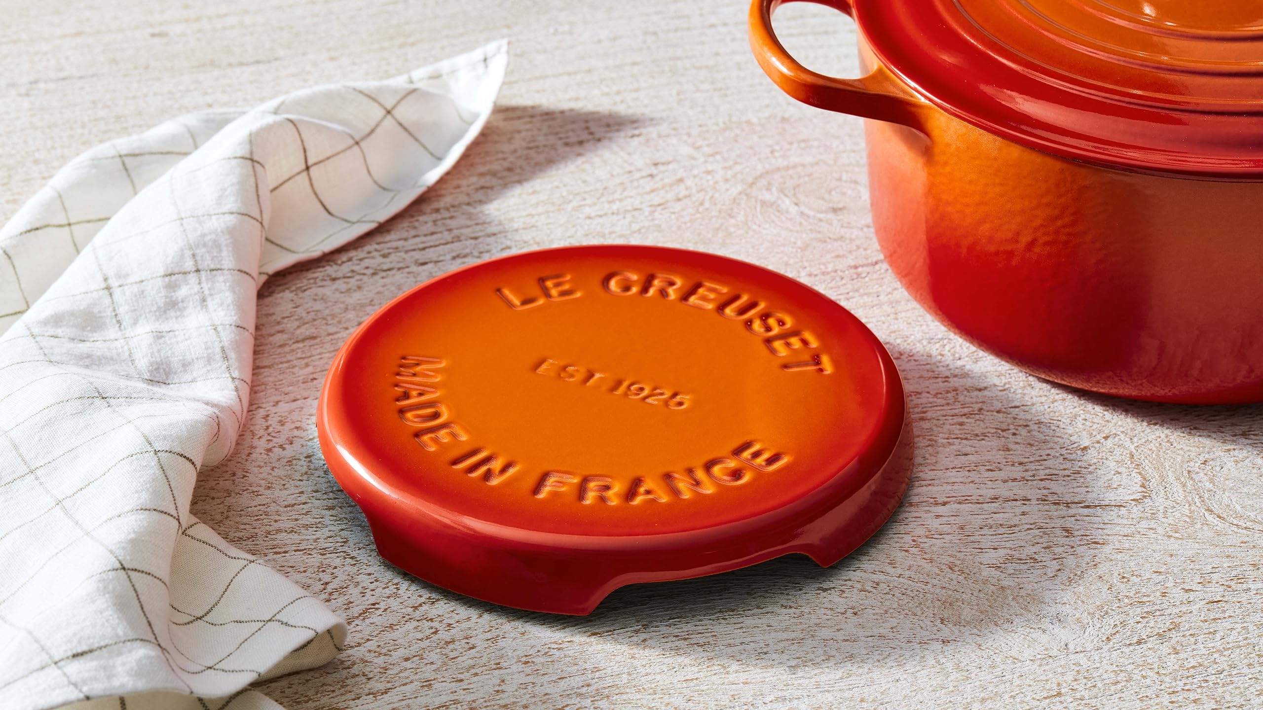 le-creuset-enameled-cast-iron-signature-trivet-9-inch-olive image 5