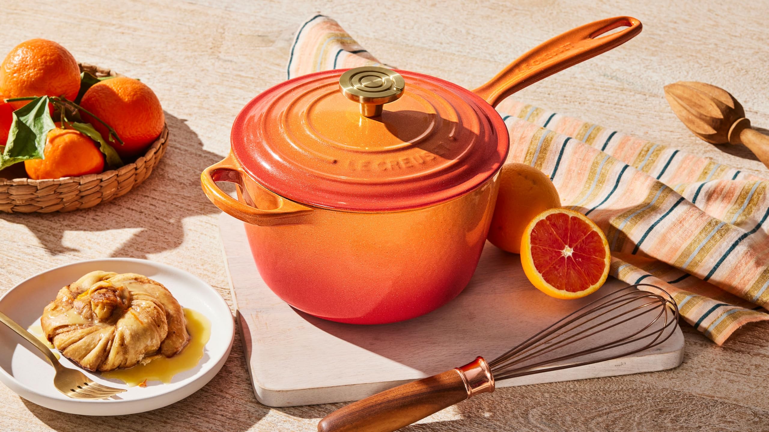 le-creuset-enameled-cast-iron-signature-round-saucepans-2-25-qt-flamme-doree-wit image 6