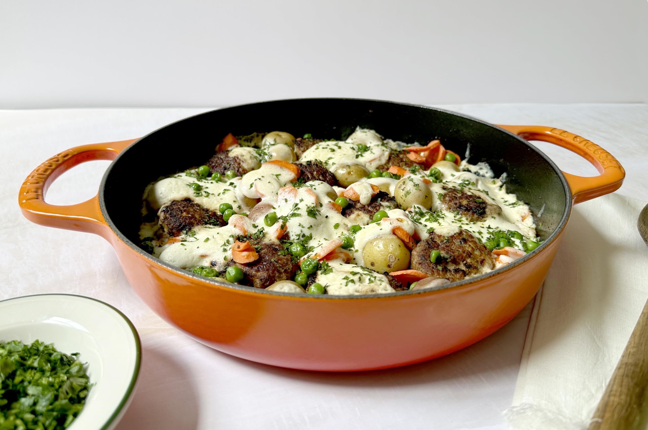 le-creuset-enameled-cast-iron-signature-everyday-pan-11-olive image 7