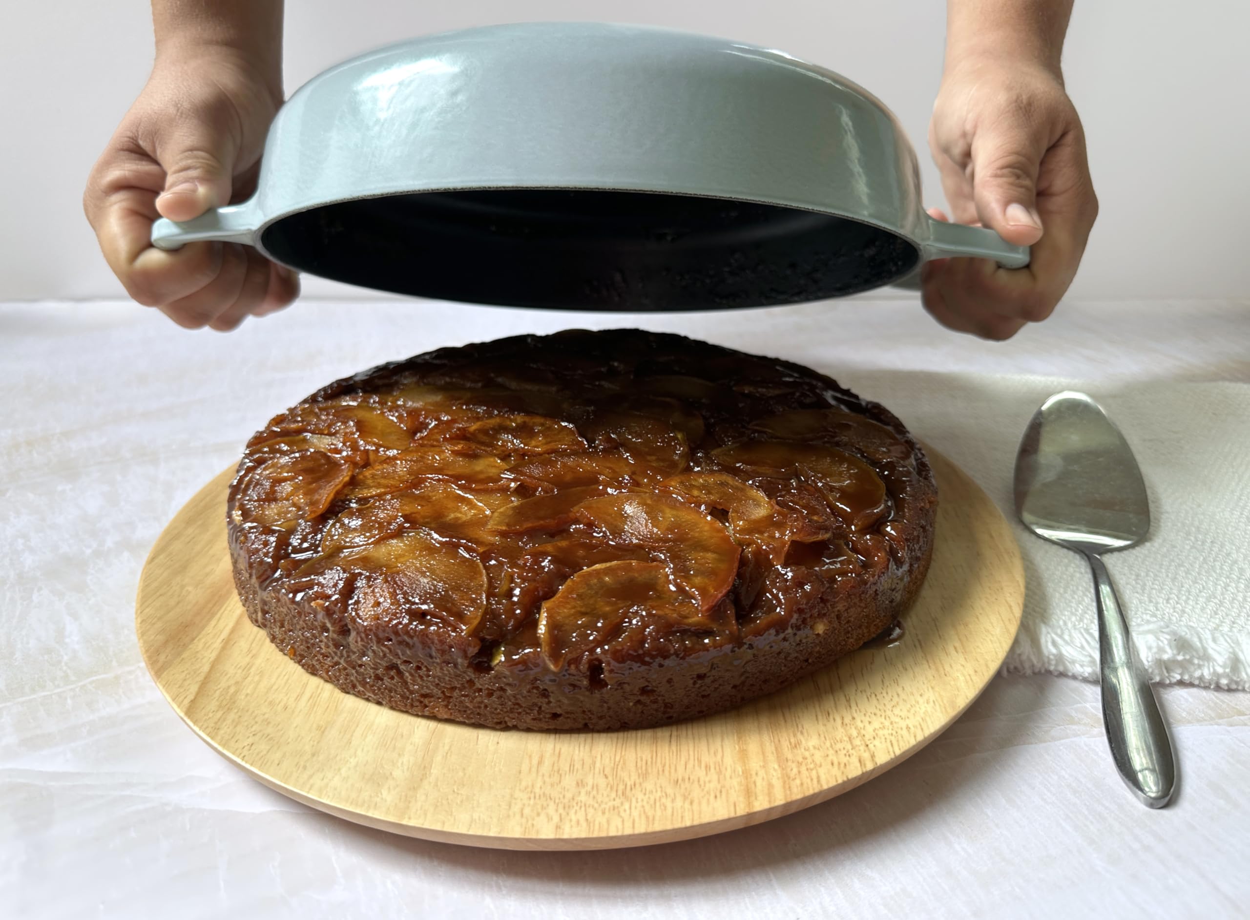 le-creuset-enameled-cast-iron-signature-everyday-pan-11-olive image 6