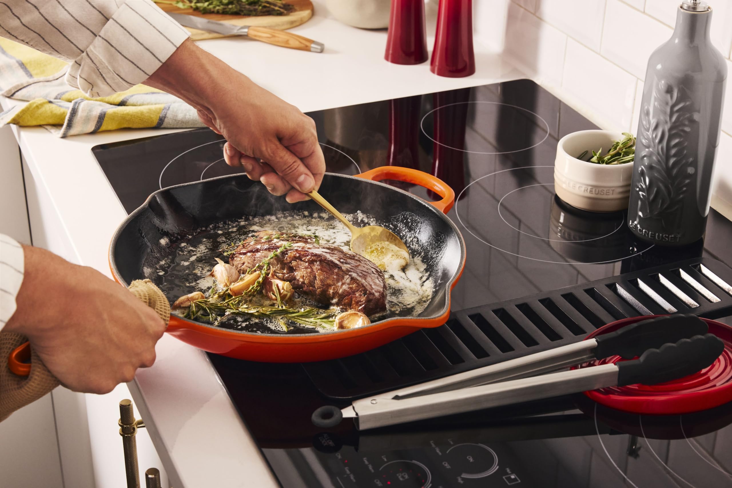 le-creuset-enameled-cast-iron-signature-round-skillet-11-75-shallot image 6