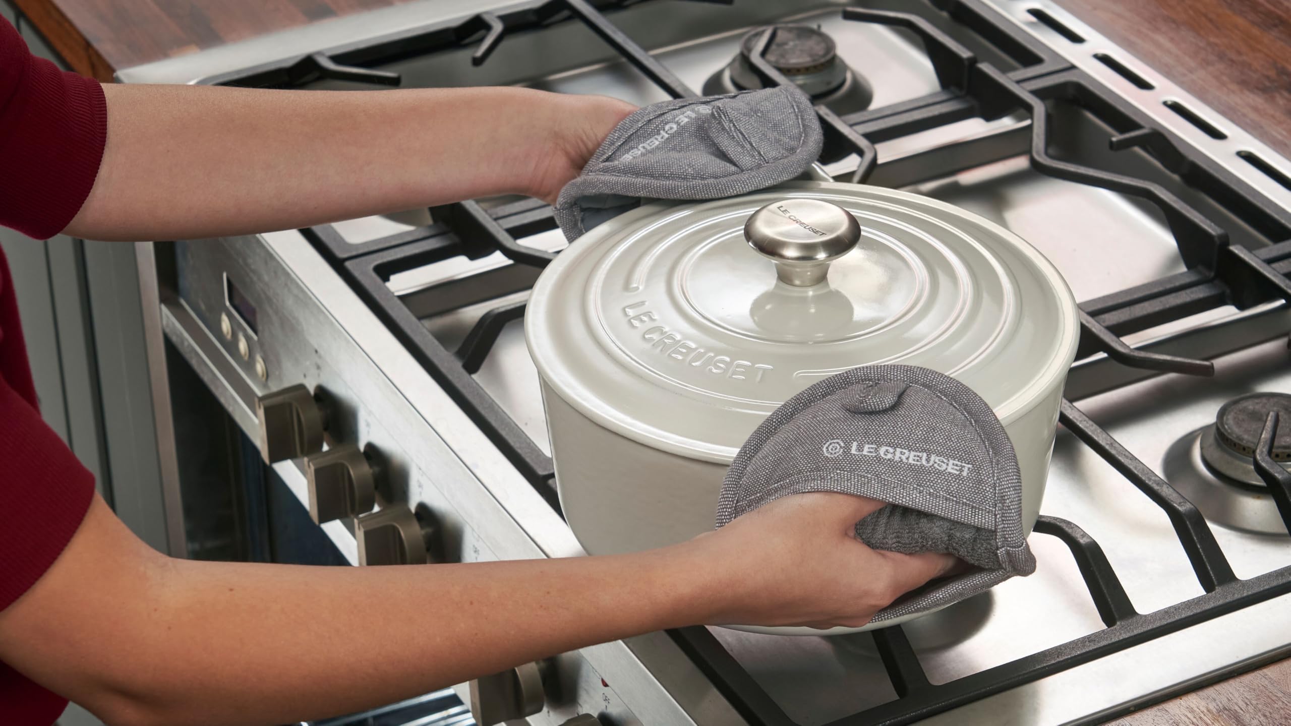 le-creuset-set-of-2-silicone-pot-grips-noir image 5