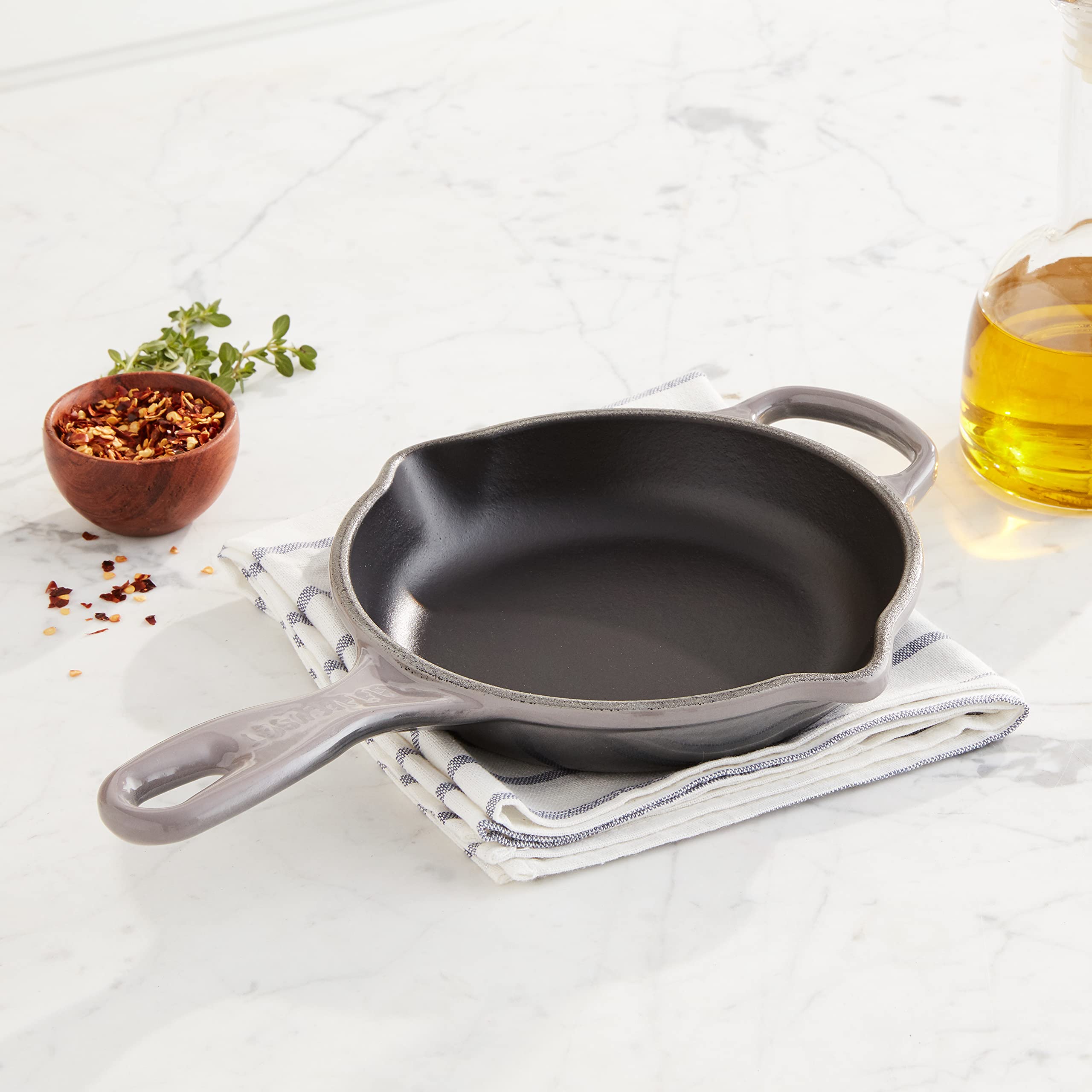 le-creuset-enameled-cast-iron-signature-iron-handle-skillet-6-33-1-2-qt-oyster image 2