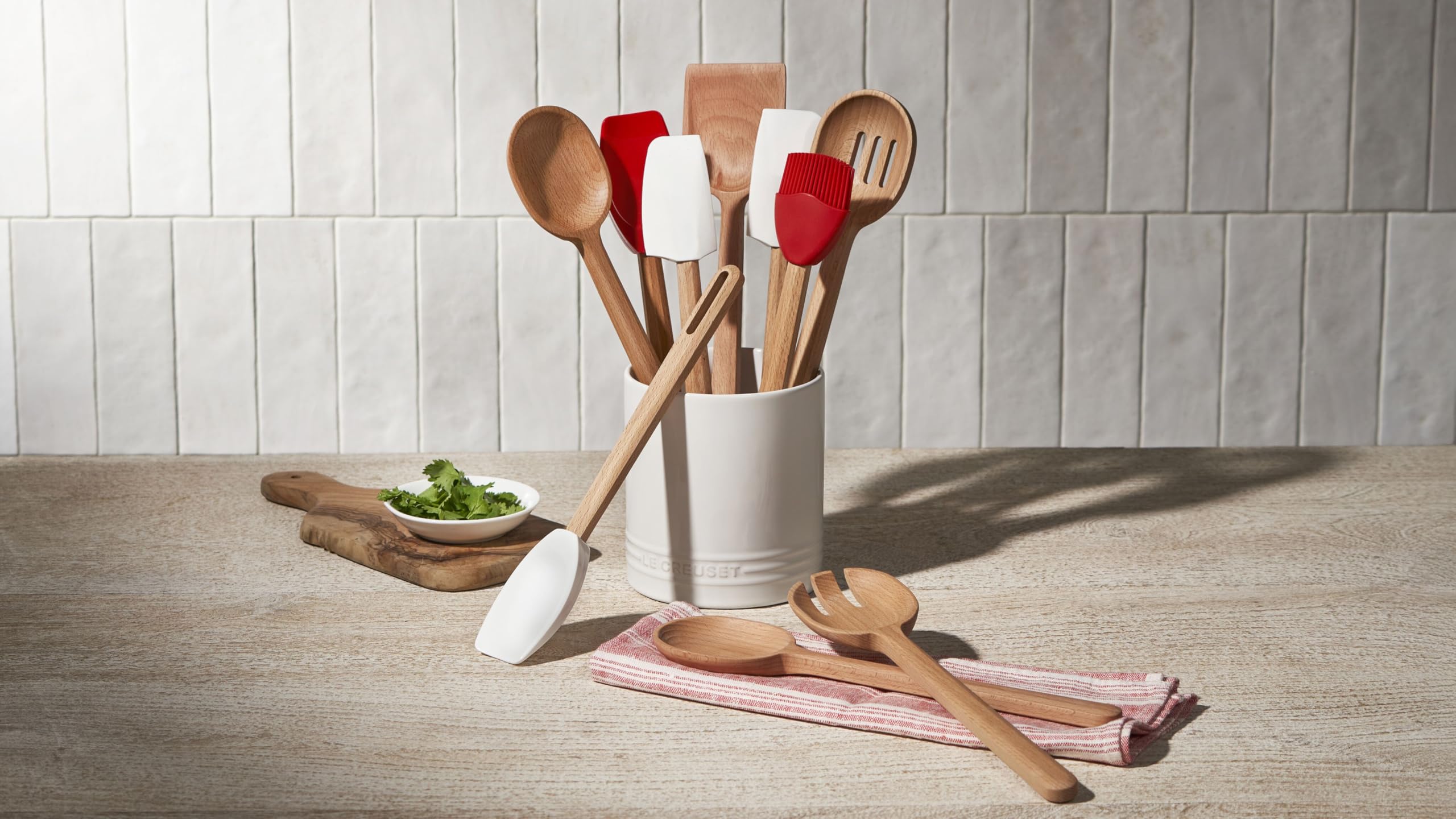 le-creuset-silicone-signature-medium-spatula-sea-salt image 5