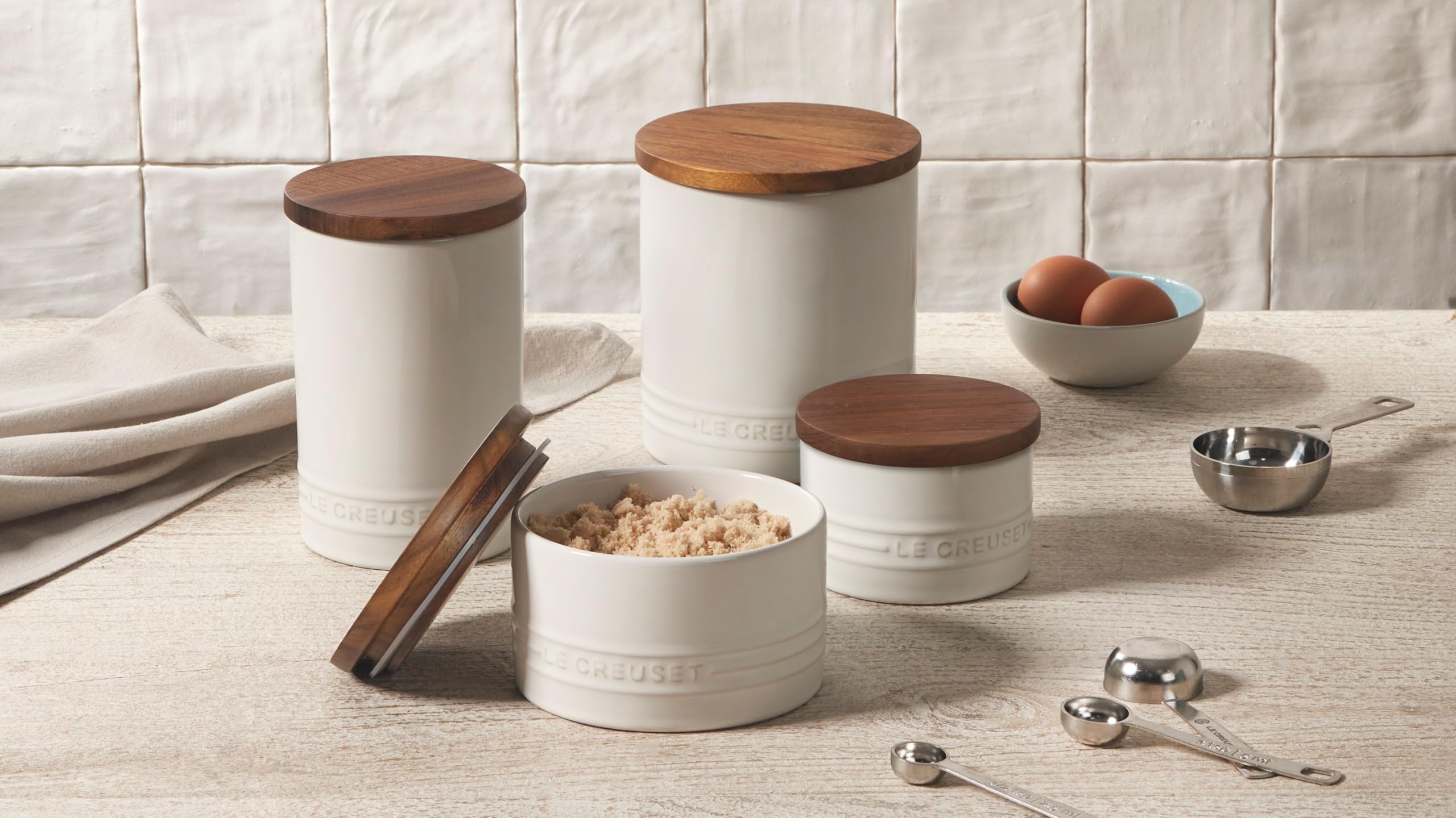 le-creuset-stoneware-signature-large-salt-cellar-and-storage-canister-with-wood- image 5