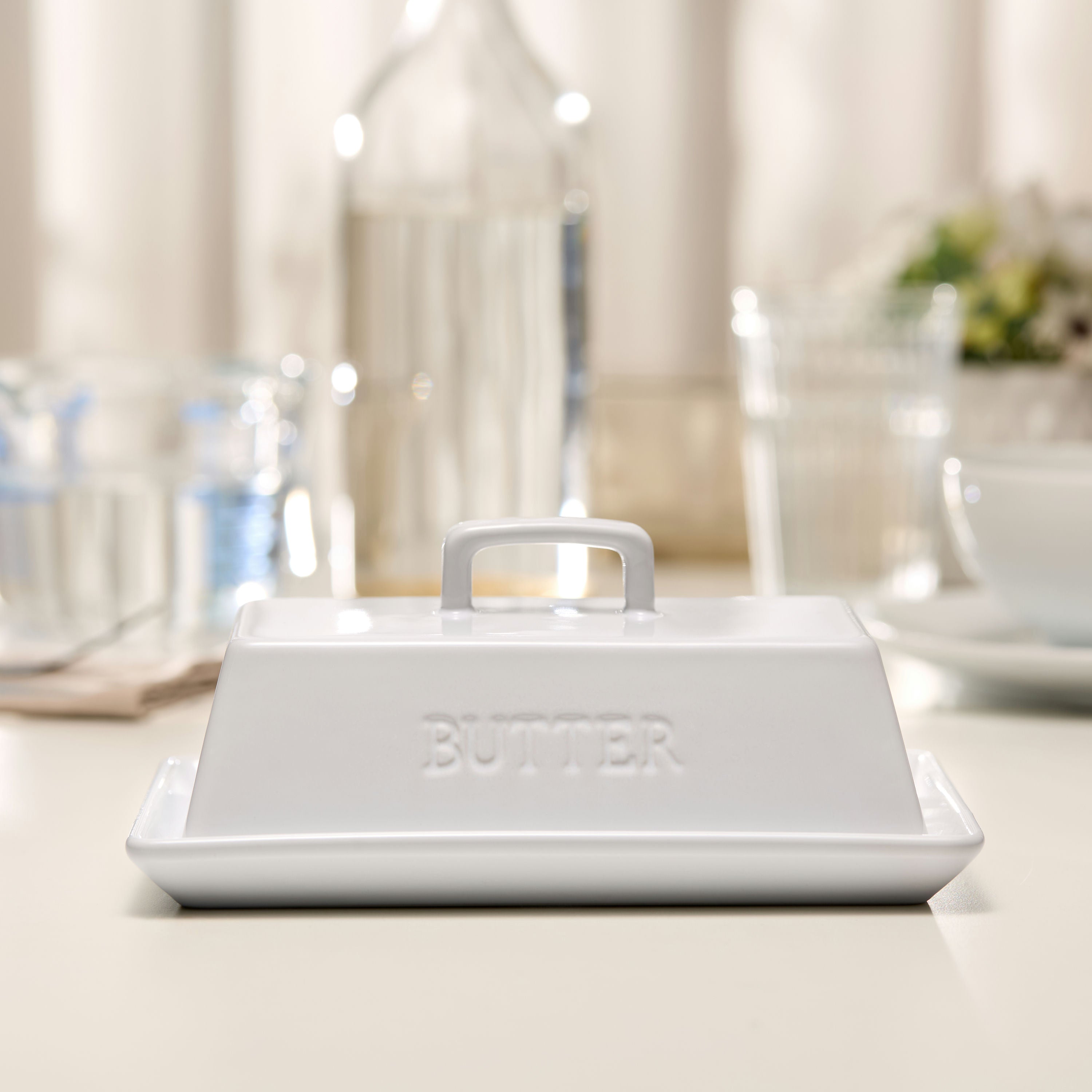 kook-ceramic-extra-large-butter-dish-with-lid-white-holds-2-sticks image 3