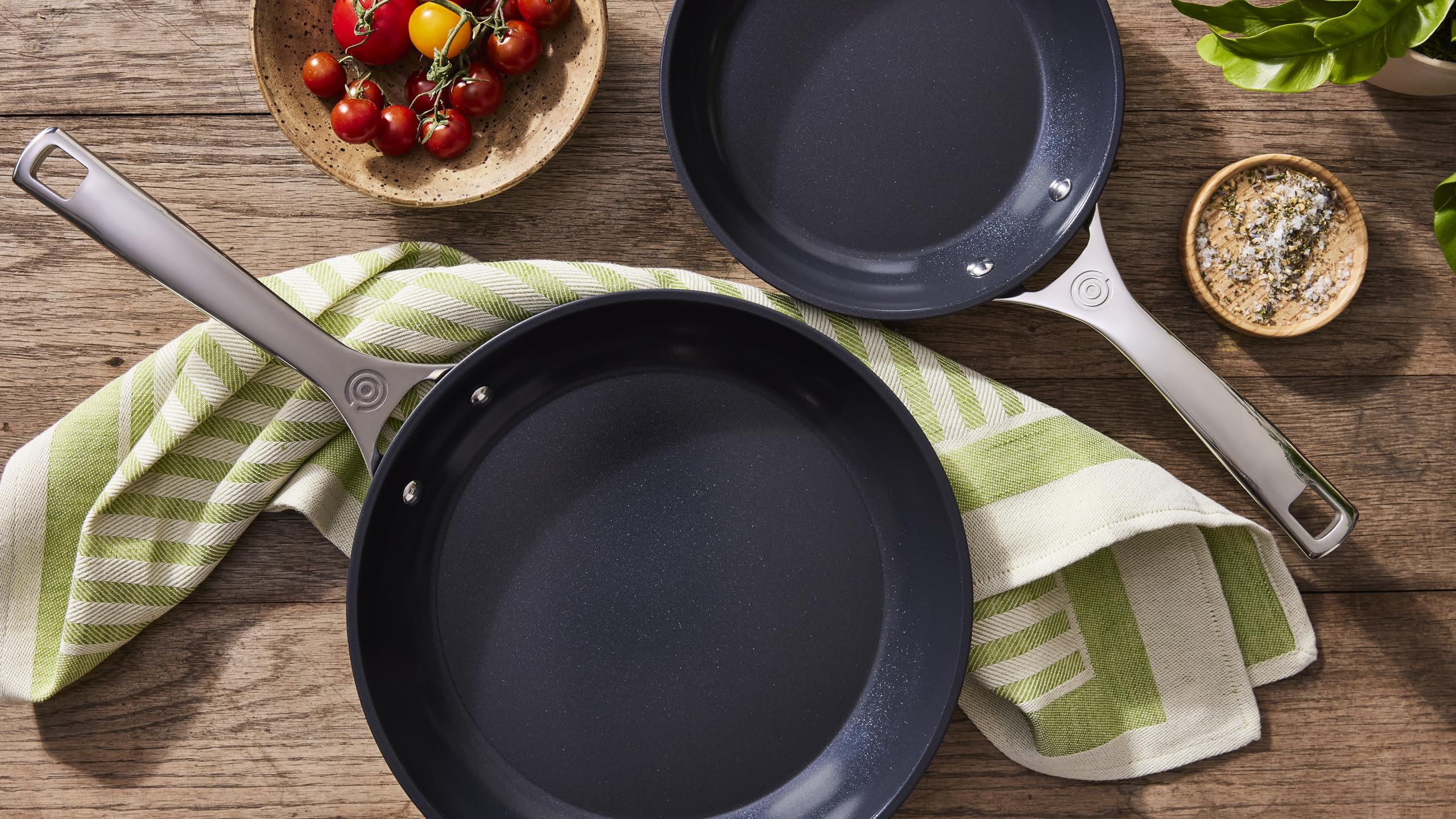 le-creuset-essential-non-stick-ceramic-2-piece-frying-pan-set image 3