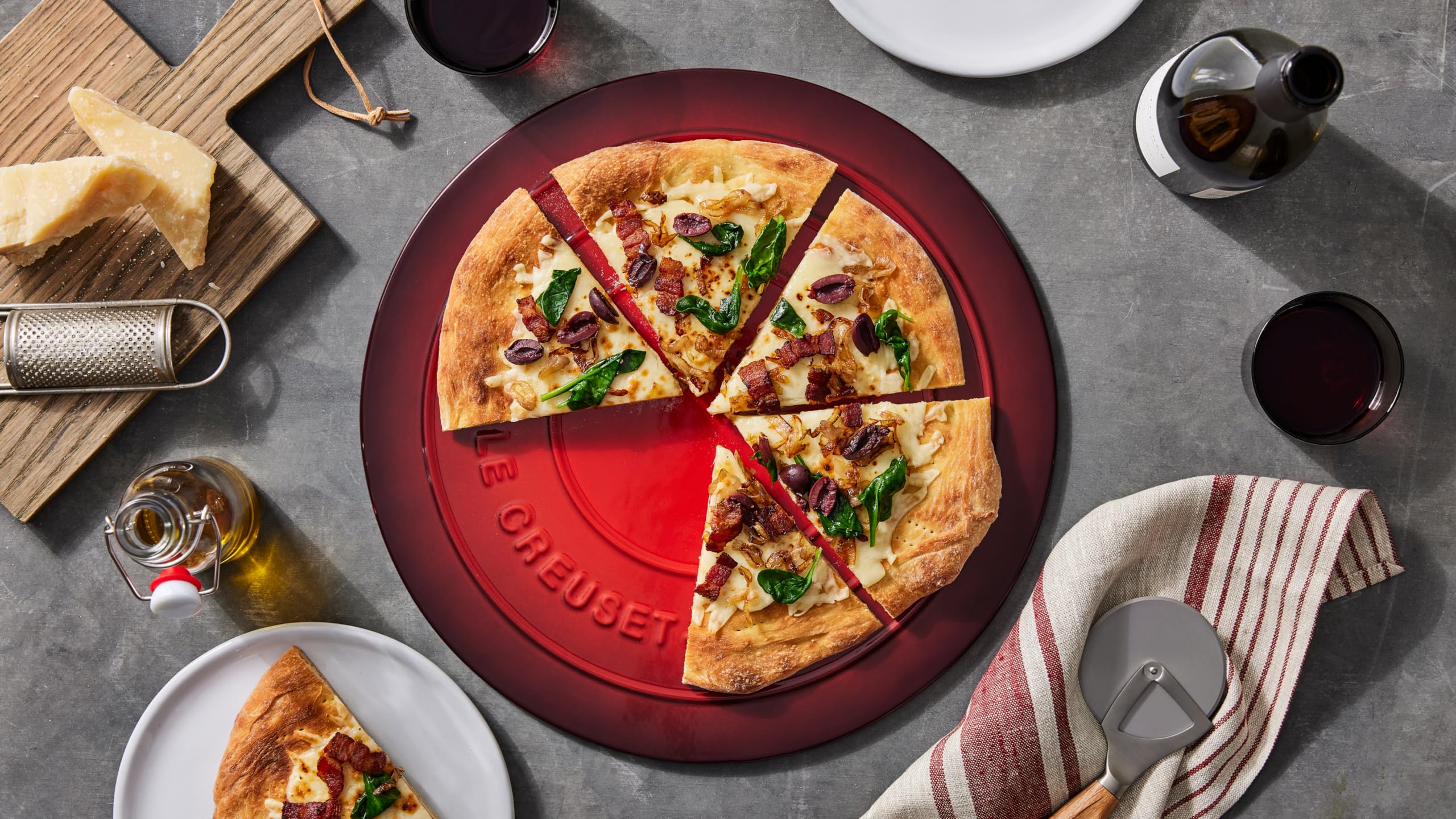 le-creuset-stoneware-round-pizza-stone-15-cerise-dual-sided-for-crispy-crusts image 5